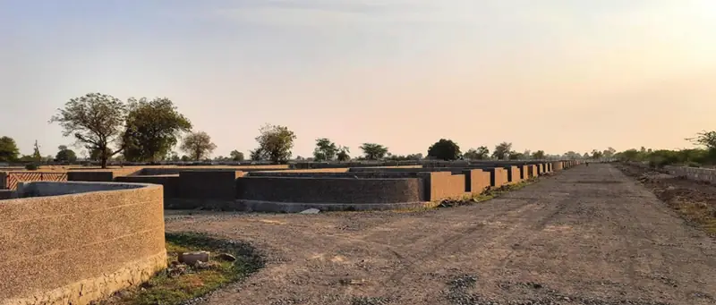 Internal road between plot walls